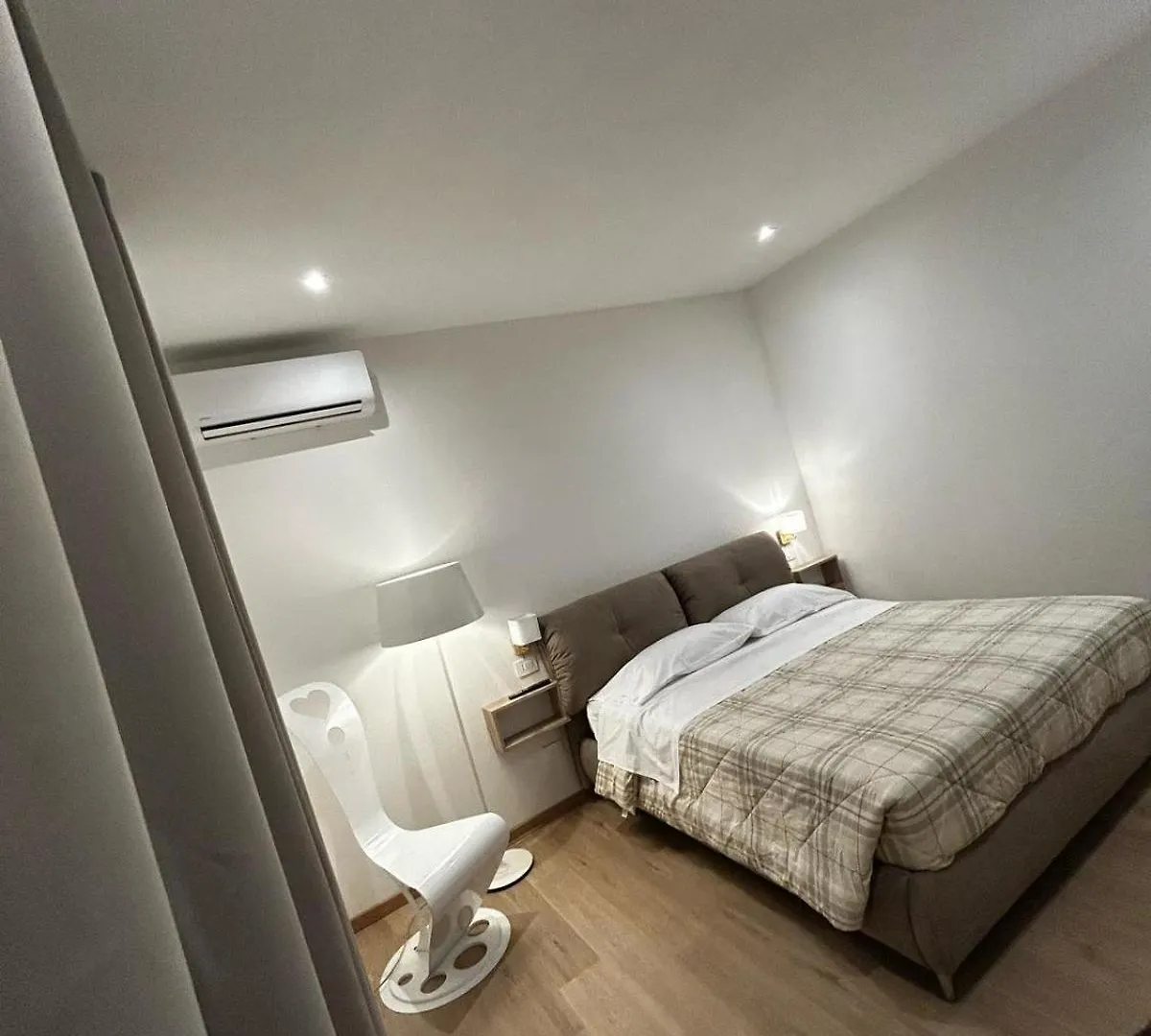 Hotel Little House Leonardo Airport Azzano San Paolo 0*,  Włochy